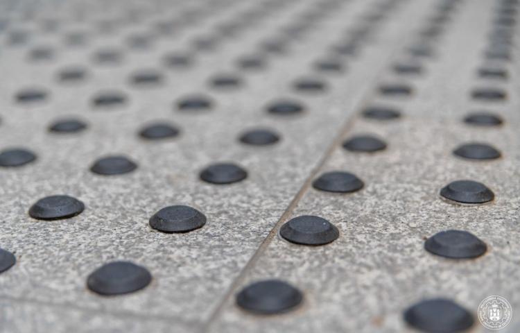 Zbliżenie na oznakowanie poziome - fragmet pola uwagi