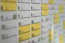 zdjęcie kartki z kalendarza - widać poszczególne dni z kilku miesięcy