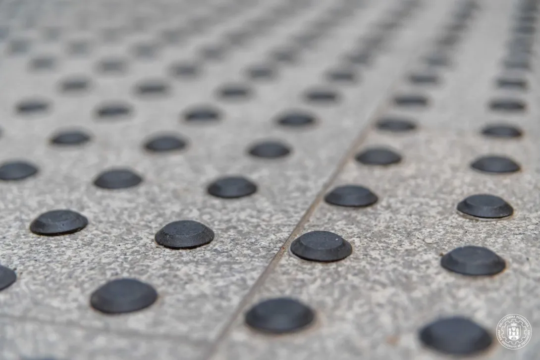 Zbliżenie na oznakowanie poziome - fragmet pola uwagi